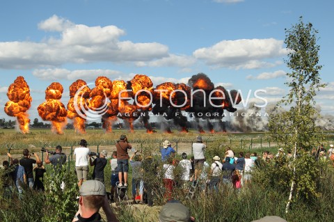  25.08.2013 RADOM <br />MIEDZYNARODOWE POKAZY LOTNICZE W RADOMIU RADOM AIRSHOW 2013 <br />N/Z SYMULACJA ZWALCZANIA CELOW NAZIEMNYCH Z WYKORZYSTANIEM SAMOLOTOW SIL POWIETRZNYCH RP WYBUCH WYBUCHY KULA OGNIA<br /> 