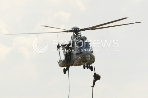  25.08.2013 RADOM<br />PREZENTACJA FRANCUSKIEGO SMIGLOWCA EUROCOPTER EC725 CARACAL PODCZAS RADOM AIRSHOW 2013 KTORY MA BYC PROPOZYCJA FIRMY EUROCOPTER NA SMIGLOWIEC DLA POLSKIEJ ARMII<br />N/Z HELIKOPTER EC-725 CARACAL<br /> 