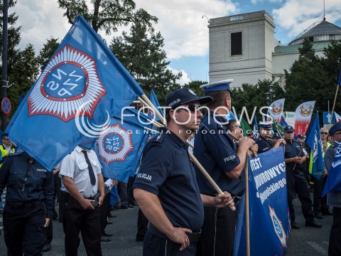  27.08.2013 PROTEST POLICJI PRZECIW OBNIZKOM WYNAGRODZEN  