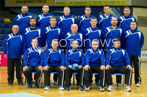  27.08.2013 MIELEC PILKA RECZNA<br />ZDJECIE GRUPOWE ZAWODNIKOW SPR TAURON STAL MIELEC<br />N/Z <br />GORNY RZAD OD LEWEJ: <br />LUKASZ MACHNIK (MASAZYSTA), MICHAL ADAMUSZEK , PIOTR KREPA , DAMIAN KOSTRZEWA , KAMIL KRIEGER , GRZEGORZ SOBUT<br />SRODKOWY RZAD OD LEWEJ: <br />STANISLAW LESNIAK (KIEROWNIK DRUZYNY), NIKOLA DZONO , LECH KRYNSKI , RYSZARD SKUTNIK (TRENER), MAREK SZPERA , MIROSLAW GUDZ , RAFAL GLINSKI<br />SIEDZA OD LEWEJ: <br />KRZYSZTOF LIPKA , LUKASZ JANYST , PAWEL WILK , MICHAL CHODARA , ANTONIO PRIBANIC<br /> 