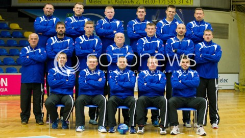  27.08.2013 MIELEC PILKA RECZNA<br />ZDJECIE GRUPOWE ZAWODNIKOW SPR TAURON STAL MIELEC<br />N/Z <br />GORNY RZAD OD LEWEJ: <br />LUKASZ MACHNIK (MASAZYSTA), MICHAL ADAMUSZEK , PIOTR KREPA , DAMIAN KOSTRZEWA , KAMIL KRIEGER , GRZEGORZ SOBUT<br />SRODKOWY RZAD OD LEWEJ: <br />STANISLAW LESNIAK (KIEROWNIK DRUZYNY), NIKOLA DZONO , LECH KRYNSKI , RYSZARD SKUTNIK (TRENER), MAREK SZPERA , MIROSLAW GUDZ , RAFAL GLINSKI<br />SIEDZA OD LEWEJ: <br />KRZYSZTOF LIPKA , LUKASZ JANYST , PAWEL WILK , MICHAL CHODARA , ANTONIO PRIBANIC<br /> 