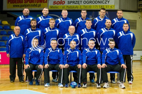  27.08.2013 MIELEC PILKA RECZNA<br />ZDJECIE GRUPOWE ZAWODNIKOW SPR TAURON STAL MIELEC<br />N/Z <br />GORNY RZAD OD LEWEJ: <br />LUKASZ MACHNIK (MASAZYSTA), MICHAL ADAMUSZEK , PIOTR KREPA , DAMIAN KOSTRZEWA , KAMIL KRIEGER , GRZEGORZ SOBUT<br />SRODKOWY RZAD OD LEWEJ: <br />STANISLAW LESNIAK (KIEROWNIK DRUZYNY), NIKOLA DZONO , LECH KRYNSKI , RYSZARD SKUTNIK (TRENER), MAREK SZPERA , MIROSLAW GUDZ , RAFAL GLINSKI<br />SIEDZA OD LEWEJ: <br />KRZYSZTOF LIPKA , LUKASZ JANYST , PAWEL WILK , MICHAL CHODARA , ANTONIO PRIBANIC<br /> 