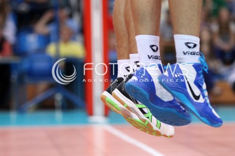  29.08.2013 RZESZOW SIATKOWKA<br />OTWARTY DLA KIBICOW TRENING SIATKARZY ASSECO RESOVIA<br />N/Z ZDJECIE ILUSTRACYJNE BUTY NOGI BLOK SKOK<br /> 