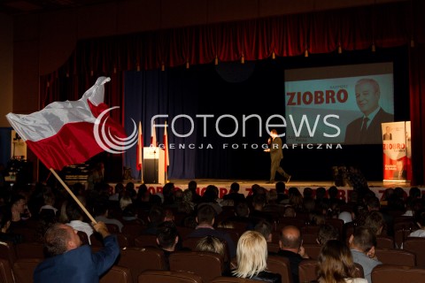  01.09.2013 DEBICA <br />KONWENCJA KLUBU PARLAMENTARNEGO SOLIDARNA POLSKA W DEBICY<br />N/Z SCENA FLAGA<br /> 