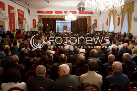  01.09.2013 SEDZISZOW MALOPOLSKI<br />PREZES PIS JAROSLAW KACZYNSKI NA PODKARPACIU<br />SPOTKANIE Z MIESZKANCAMI<br />WSPIERA SWOJEGO KANDYDATA NA SENATORA ZDZISLAWA PUPE<br />N/Z TLUMY SLUCHACZE PELNA SALA<br /> 