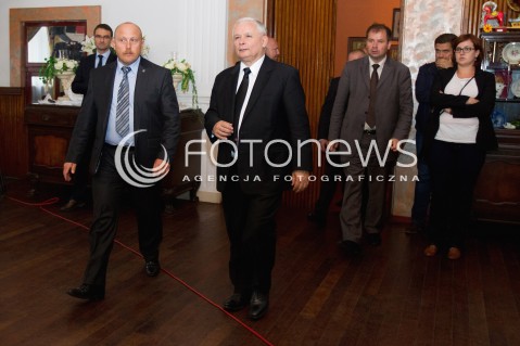  01.09.2013 SEDZISZOW MALOPOLSKI<br />PREZES PIS JAROSLAW KACZYNSKI NA PODKARPACIU<br />SPOTKANIE Z MIESZKANCAMI<br />WSPIERA SWOJEGO KANDYDATA NA SENATORA ZDZISLAWA PUPE<br />N/Z JAROSLAW KACZYNSKI OCHRONA OCHRONIARZ<br /> 