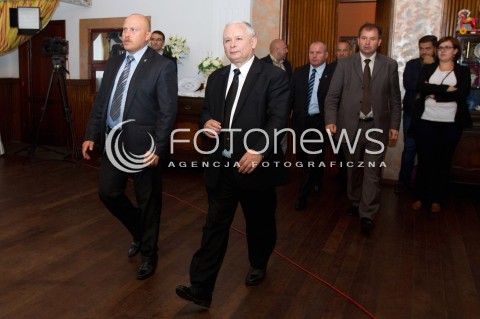  01.09.2013 SEDZISZOW MALOPOLSKI<br />PREZES PIS JAROSLAW KACZYNSKI NA PODKARPACIU<br />SPOTKANIE Z MIESZKANCAMI<br />WSPIERA SWOJEGO KANDYDATA NA SENATORA ZDZISLAWA PUPE<br />N/Z JAROSLAW KACZYNSKI OCHRONA OCHRONIARZ<br /> 