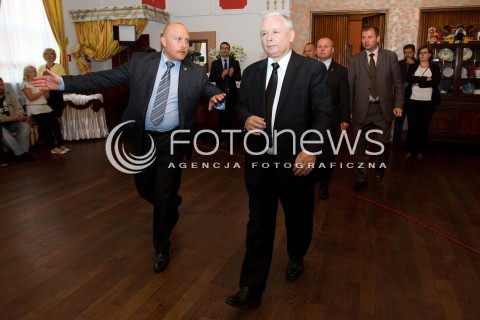  01.09.2013 SEDZISZOW MALOPOLSKI<br />PREZES PIS JAROSLAW KACZYNSKI NA PODKARPACIU<br />SPOTKANIE Z MIESZKANCAMI<br />WSPIERA SWOJEGO KANDYDATA NA SENATORA ZDZISLAWA PUPE<br />N/Z JAROSLAW KACZYNSKI OCHRONA OCHRONIARZ<br /> 