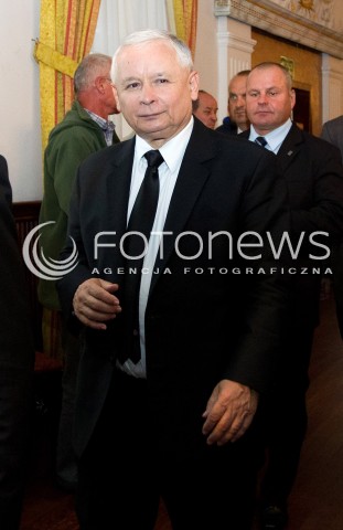  01.09.2013 SEDZISZOW MALOPOLSKI<br />PREZES PIS JAROSLAW KACZYNSKI NA PODKARPACIU<br />SPOTKANIE Z MIESZKANCAMI<br />WSPIERA SWOJEGO KANDYDATA NA SENATORA ZDZISLAWA PUPE<br />N/Z JAROSLAW KACZYNSKI<br /> 