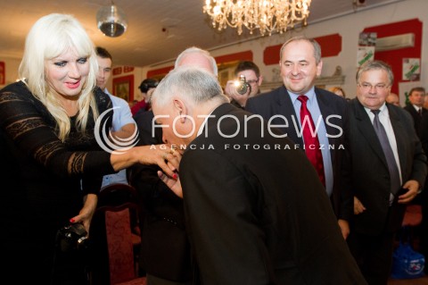  01.09.2013 SEDZISZOW MALOPOLSKI<br />PREZES PIS JAROSLAW KACZYNSKI NA PODKARPACIU<br />SPOTKANIE Z MIESZKANCAMI<br />WSPIERA SWOJEGO KANDYDATA NA SENATORA ZDZISLAWA PUPE<br />N/Z JAROSLAW KACZYNSKI CALUJE REKE ZDZISLAW PUPA<br /> 