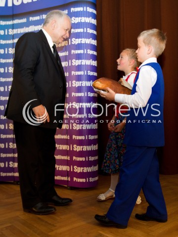  01.09.2013 SEDZISZOW MALOPOLSKI<br />PREZES PIS JAROSLAW KACZYNSKI NA PODKARPACIU<br />SPOTKANIE Z MIESZKANCAMI<br />WSPIERA SWOJEGO KANDYDATA NA SENATORA ZDZISLAWA PUPE<br />N/Z JAROSLAW KACZYNSKI ODBIERA CHLEB OD DZIECI<br /> 