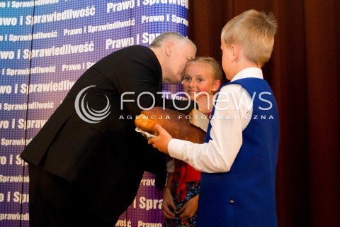 01.09.2013 SEDZISZOW MALOPOLSKI<br />PREZES PIS JAROSLAW KACZYNSKI NA PODKARPACIU<br />SPOTKANIE Z MIESZKANCAMI<br />WSPIERA SWOJEGO KANDYDATA NA SENATORA ZDZISLAWA PUPE<br />N/Z JAROSLAW KACZYNSKI ODBIERA CHLEB OD DZIECI<br /> 