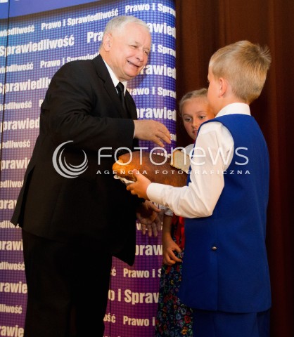  01.09.2013 SEDZISZOW MALOPOLSKI<br />PREZES PIS JAROSLAW KACZYNSKI NA PODKARPACIU<br />SPOTKANIE Z MIESZKANCAMI<br />WSPIERA SWOJEGO KANDYDATA NA SENATORA ZDZISLAWA PUPE<br />N/Z JAROSLAW KACZYNSKI ODBIERA CHLEB OD DZIECI<br /> 