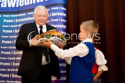  01.09.2013 SEDZISZOW MALOPOLSKI<br />PREZES PIS JAROSLAW KACZYNSKI NA PODKARPACIU<br />SPOTKANIE Z MIESZKANCAMI<br />WSPIERA SWOJEGO KANDYDATA NA SENATORA ZDZISLAWA PUPE<br />N/Z JAROSLAW KACZYNSKI ODBIERA CHLEB OD DZIECI<br /> 