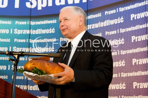  01.09.2013 SEDZISZOW MALOPOLSKI<br />PREZES PIS JAROSLAW KACZYNSKI NA PODKARPACIU<br />SPOTKANIE Z MIESZKANCAMI<br />WSPIERA SWOJEGO KANDYDATA NA SENATORA ZDZISLAWA PUPE<br />N/Z JAROSLAW KACZYNSKI<br /> 