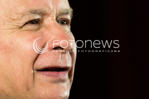  01.09.2013 SEDZISZOW MALOPOLSKI<br />PREZES PIS JAROSLAW KACZYNSKI NA PODKARPACIU<br />SPOTKANIE Z MIESZKANCAMI<br />WSPIERA SWOJEGO KANDYDATA NA SENATORA ZDZISLAWA PUPE<br />N/Z JAROSLAW KACZYNSKI ODBIERA CHLEB OD DZIECI<br /> 