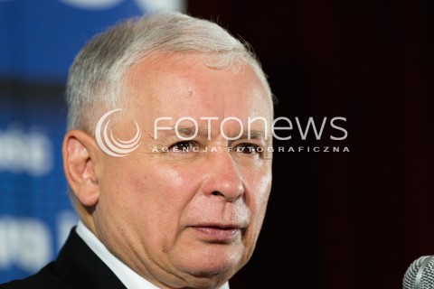  01.09.2013 SEDZISZOW MALOPOLSKI<br />PREZES PIS JAROSLAW KACZYNSKI NA PODKARPACIU<br />SPOTKANIE Z MIESZKANCAMI<br />WSPIERA SWOJEGO KANDYDATA NA SENATORA ZDZISLAWA PUPE<br />N/Z JAROSLAW KACZYNSKI ODBIERA CHLEB OD DZIECI<br /> 