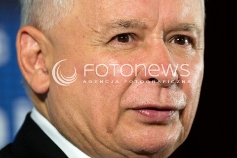  01.09.2013 SEDZISZOW MALOPOLSKI<br />PREZES PIS JAROSLAW KACZYNSKI NA PODKARPACIU<br />SPOTKANIE Z MIESZKANCAMI<br />WSPIERA SWOJEGO KANDYDATA NA SENATORA ZDZISLAWA PUPE<br />N/Z JAROSLAW KACZYNSKI ODBIERA CHLEB OD DZIECI<br /> 