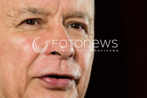  01.09.2013 SEDZISZOW MALOPOLSKI<br />PREZES PIS JAROSLAW KACZYNSKI NA PODKARPACIU<br />SPOTKANIE Z MIESZKANCAMI<br />WSPIERA SWOJEGO KANDYDATA NA SENATORA ZDZISLAWA PUPE<br />N/Z JAROSLAW KACZYNSKI ODBIERA CHLEB OD DZIECI<br /> 