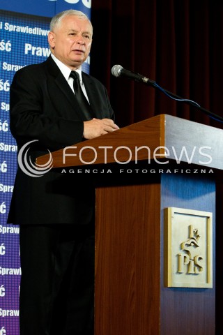  01.09.2013 SEDZISZOW MALOPOLSKI<br />PREZES PIS JAROSLAW KACZYNSKI NA PODKARPACIU<br />SPOTKANIE Z MIESZKANCAMI<br />WSPIERA SWOJEGO KANDYDATA NA SENATORA ZDZISLAWA PUPE<br />N/Z JAROSLAW KACZYNSKI ODBIERA CHLEB OD DZIECI<br /> 