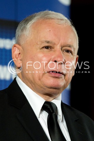  01.09.2013 SEDZISZOW MALOPOLSKI<br />PREZES PIS JAROSLAW KACZYNSKI NA PODKARPACIU<br />SPOTKANIE Z MIESZKANCAMI<br />WSPIERA SWOJEGO KANDYDATA NA SENATORA ZDZISLAWA PUPE<br />N/Z JAROSLAW KACZYNSKI ODBIERA CHLEB OD DZIECI<br /> 