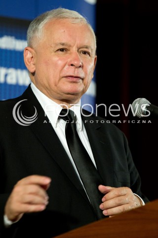  01.09.2013 SEDZISZOW MALOPOLSKI<br />PREZES PIS JAROSLAW KACZYNSKI NA PODKARPACIU<br />SPOTKANIE Z MIESZKANCAMI<br />WSPIERA SWOJEGO KANDYDATA NA SENATORA ZDZISLAWA PUPE<br />N/Z JAROSLAW KACZYNSKI ODBIERA CHLEB OD DZIECI<br /> 