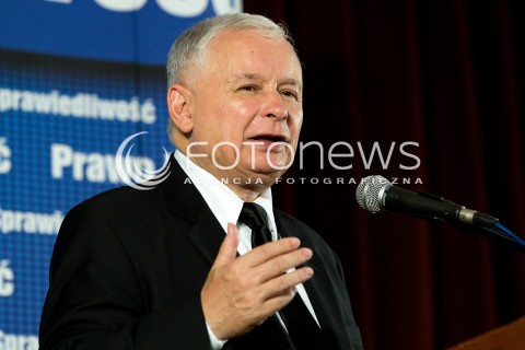  01.09.2013 SEDZISZOW MALOPOLSKI<br />PREZES PIS JAROSLAW KACZYNSKI NA PODKARPACIU<br />SPOTKANIE Z MIESZKANCAMI<br />WSPIERA SWOJEGO KANDYDATA NA SENATORA ZDZISLAWA PUPE<br />N/Z JAROSLAW KACZYNSKI ODBIERA CHLEB OD DZIECI<br /> 