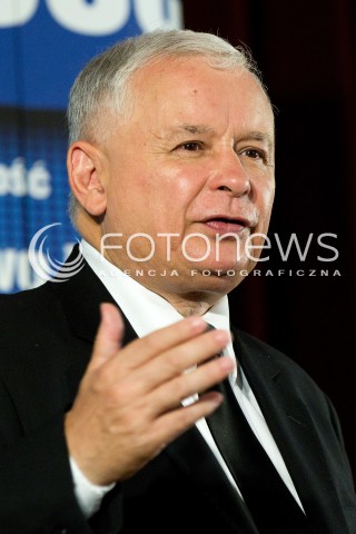  01.09.2013 SEDZISZOW MALOPOLSKI<br />PREZES PIS JAROSLAW KACZYNSKI NA PODKARPACIU<br />SPOTKANIE Z MIESZKANCAMI<br />WSPIERA SWOJEGO KANDYDATA NA SENATORA ZDZISLAWA PUPE<br />N/Z JAROSLAW KACZYNSKI ODBIERA CHLEB OD DZIECI<br /> 