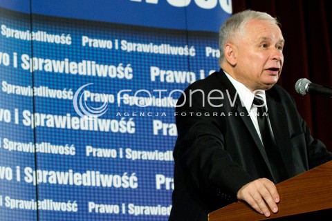  01.09.2013 SEDZISZOW MALOPOLSKI<br />PREZES PIS JAROSLAW KACZYNSKI NA PODKARPACIU<br />SPOTKANIE Z MIESZKANCAMI<br />WSPIERA SWOJEGO KANDYDATA NA SENATORA ZDZISLAWA PUPE<br />N/Z JAROSLAW KACZYNSKI ODBIERA CHLEB OD DZIECI<br /> 