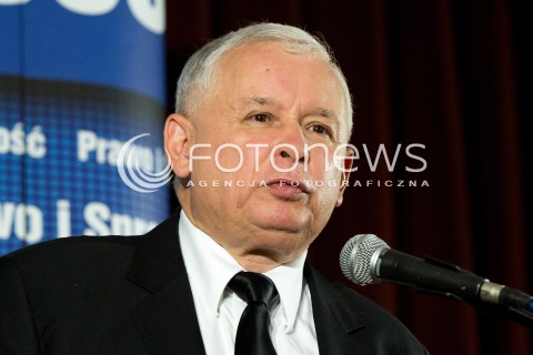  01.09.2013 SEDZISZOW MALOPOLSKI<br />PREZES PIS JAROSLAW KACZYNSKI NA PODKARPACIU<br />SPOTKANIE Z MIESZKANCAMI<br />WSPIERA SWOJEGO KANDYDATA NA SENATORA ZDZISLAWA PUPE<br />N/Z JAROSLAW KACZYNSKI ODBIERA CHLEB OD DZIECI<br /> 