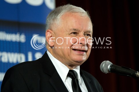  01.09.2013 SEDZISZOW MALOPOLSKI<br />PREZES PIS JAROSLAW KACZYNSKI NA PODKARPACIU<br />SPOTKANIE Z MIESZKANCAMI<br />WSPIERA SWOJEGO KANDYDATA NA SENATORA ZDZISLAWA PUPE<br />N/Z JAROSLAW KACZYNSKI ODBIERA CHLEB OD DZIECI<br /> 