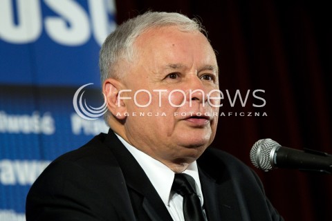  01.09.2013 SEDZISZOW MALOPOLSKI<br />PREZES PIS JAROSLAW KACZYNSKI NA PODKARPACIU<br />SPOTKANIE Z MIESZKANCAMI<br />WSPIERA SWOJEGO KANDYDATA NA SENATORA ZDZISLAWA PUPE<br />N/Z JAROSLAW KACZYNSKI ODBIERA CHLEB OD DZIECI<br /> 