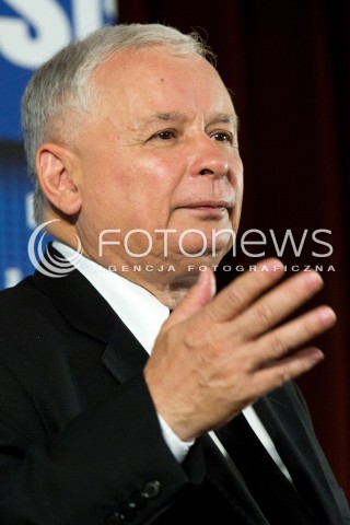  01.09.2013 SEDZISZOW MALOPOLSKI<br />PREZES PIS JAROSLAW KACZYNSKI NA PODKARPACIU<br />SPOTKANIE Z MIESZKANCAMI<br />WSPIERA SWOJEGO KANDYDATA NA SENATORA ZDZISLAWA PUPE<br />N/Z JAROSLAW KACZYNSKI ODBIERA CHLEB OD DZIECI<br /> 