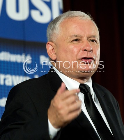  01.09.2013 SEDZISZOW MALOPOLSKI<br />PREZES PIS JAROSLAW KACZYNSKI NA PODKARPACIU<br />SPOTKANIE Z MIESZKANCAMI<br />WSPIERA SWOJEGO KANDYDATA NA SENATORA ZDZISLAWA PUPE<br />N/Z JAROSLAW KACZYNSKI ODBIERA CHLEB OD DZIECI<br /> 