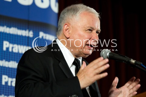  01.09.2013 SEDZISZOW MALOPOLSKI<br />PREZES PIS JAROSLAW KACZYNSKI NA PODKARPACIU<br />SPOTKANIE Z MIESZKANCAMI<br />WSPIERA SWOJEGO KANDYDATA NA SENATORA ZDZISLAWA PUPE<br />N/Z JAROSLAW KACZYNSKI ODBIERA CHLEB OD DZIECI<br /> 