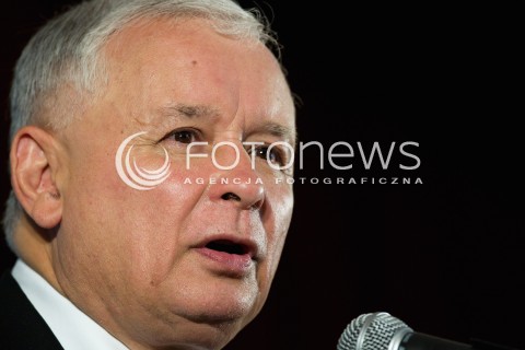  01.09.2013 SEDZISZOW MALOPOLSKI<br />PREZES PIS JAROSLAW KACZYNSKI NA PODKARPACIU<br />SPOTKANIE Z MIESZKANCAMI<br />WSPIERA SWOJEGO KANDYDATA NA SENATORA ZDZISLAWA PUPE<br />N/Z JAROSLAW KACZYNSKI ODBIERA CHLEB OD DZIECI<br /> 