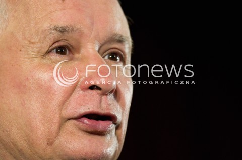  01.09.2013 SEDZISZOW MALOPOLSKI<br />PREZES PIS JAROSLAW KACZYNSKI NA PODKARPACIU<br />SPOTKANIE Z MIESZKANCAMI<br />WSPIERA SWOJEGO KANDYDATA NA SENATORA ZDZISLAWA PUPE<br />N/Z JAROSLAW KACZYNSKI ODBIERA CHLEB OD DZIECI<br /> 