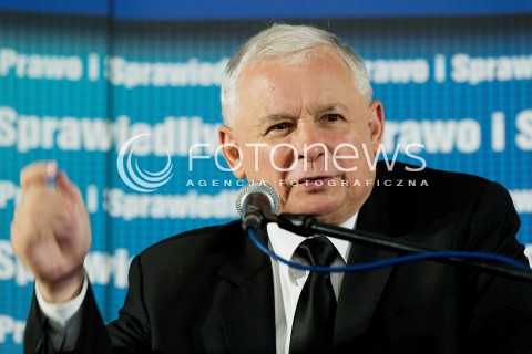  01.09.2013 SEDZISZOW MALOPOLSKI<br />PREZES PIS JAROSLAW KACZYNSKI NA PODKARPACIU<br />SPOTKANIE Z MIESZKANCAMI<br />WSPIERA SWOJEGO KANDYDATA NA SENATORA ZDZISLAWA PUPE<br />N/Z JAROSLAW KACZYNSKI ODBIERA CHLEB OD DZIECI<br /> 