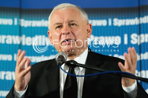  01.09.2013 SEDZISZOW MALOPOLSKI<br />PREZES PIS JAROSLAW KACZYNSKI NA PODKARPACIU<br />SPOTKANIE Z MIESZKANCAMI<br />WSPIERA SWOJEGO KANDYDATA NA SENATORA ZDZISLAWA PUPE<br />N/Z JAROSLAW KACZYNSKI ODBIERA CHLEB OD DZIECI<br /> 