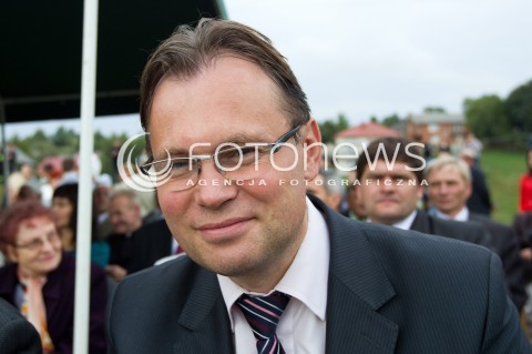  01.09.2013 GLINIK<br />WALDEMAR PAWLAK NA DOZYNKACH GMINNYCH W GLINIKU<br />WSPIERA WSPOLNEGO KANDYDATA PO-PSL NA SENATORA MARIUSZA KAWE<br />N/Z ARKADIUSZ MULARCZYK - PRZEWODNICZACY SOLIDARNEJ POLSKI KTORY TAKZE POJAWIL SIE NA DOZYNKACH, SIEDZIAL Z BOKU<br /> 