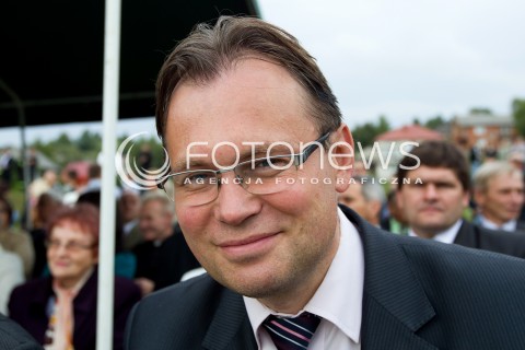  01.09.2013 GLINIK<br />WALDEMAR PAWLAK NA DOZYNKACH GMINNYCH W GLINIKU<br />WSPIERA WSPOLNEGO KANDYDATA PO-PSL NA SENATORA MARIUSZA KAWE<br />N/Z ARKADIUSZ MULARCZYK - PRZEWODNICZACY SOLIDARNEJ POLSKI KTORY TAKZE POJAWIL SIE NA DOZYNKACH, SIEDZIAL Z BOKU<br /> 