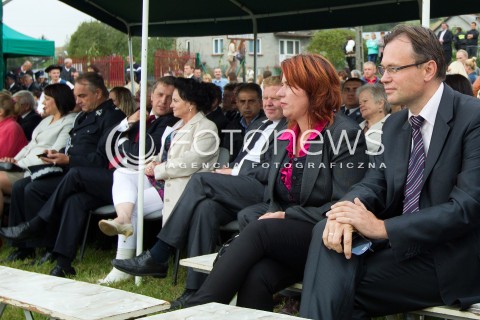  01.09.2013 GLINIK<br />WALDEMAR PAWLAK NA DOZYNKACH GMINNYCH W GLINIKU<br />WSPIERA WSPOLNEGO KANDYDATA PO-PSL NA SENATORA MARIUSZA KAWE<br />N/Z ARKADIUSZ MULARCZYK - PRZEWODNICZACY SOLIDARNEJ POLSKI KTORY TAKZE POJAWIL SIE NA DOZYNKACH, SIEDZIAL Z BOKU, W TLE WALDEMAR PAWLAK I MARIUSZ KAWA<br /> 