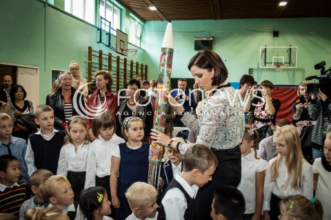  02.09.2013 WARSZAWA UROCZYSTE ROZPOCZECIE ROKU SZKOLNEGO 2013 / 2014 Z UDZIALEM MINISTER SPORTU JOANNY MUCHY <br />N/Z JOANNA MUCHA MINISTER SPORTU PASUJE DZIECI<br /> 