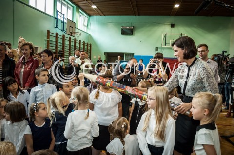  02.09.2013 WARSZAWA UROCZYSTE ROZPOCZECIE ROKU SZKOLNEGO 2013 / 2014 Z UDZIALEM MINISTER SPORTU JOANNY MUCHY <br />N/Z JOANNA MUCHA MINISTER SPORTU PASUJE DZIECI<br /> 