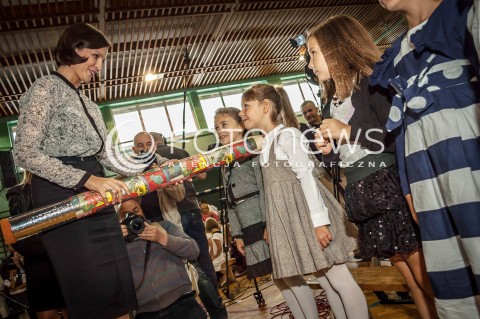  02.09.2013 WARSZAWA UROCZYSTE ROZPOCZECIE ROKU SZKOLNEGO 2013 / 2014 Z UDZIALEM MINISTER SPORTU JOANNY MUCHY <br />N/Z JOANNA MUCHA MINISTER SPORTU PASUJE DZIECI<br /> 