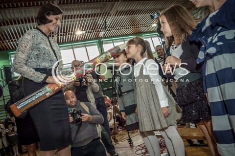  02.09.2013 WARSZAWA UROCZYSTE ROZPOCZECIE ROKU SZKOLNEGO 2013 / 2014 Z UDZIALEM MINISTER SPORTU JOANNY MUCHY <br />N/Z JOANNA MUCHA MINISTER SPORTU PASUJE DZIECI<br /> 