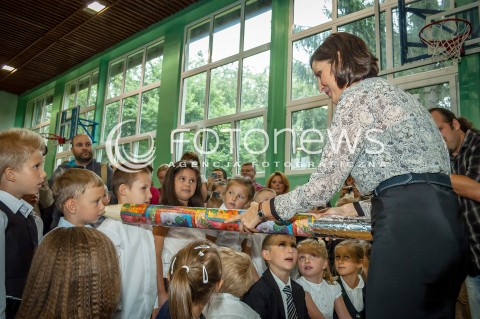  02.09.2013 WARSZAWA UROCZYSTE ROZPOCZECIE ROKU SZKOLNEGO 2013 / 2014 Z UDZIALEM MINISTER SPORTU JOANNY MUCHY <br />N/Z JOANNA MUCHA MINISTER SPORTU PASUJE DZIECI<br /> 