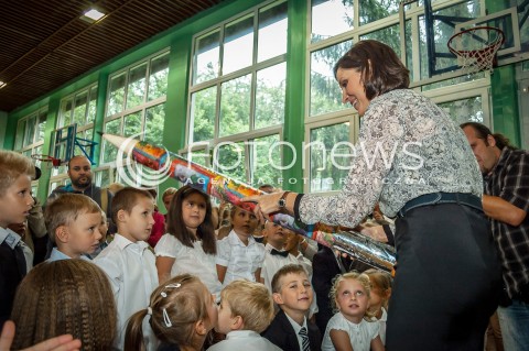  02.09.2013 WARSZAWA UROCZYSTE ROZPOCZECIE ROKU SZKOLNEGO 2013 / 2014 Z UDZIALEM MINISTER SPORTU JOANNY MUCHY <br />N/Z JOANNA MUCHA MINISTER SPORTU PASUJE DZIECI<br /> 