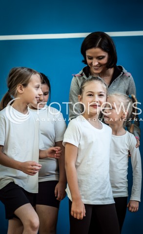  04.09.2013 WARSZAWA MINISTER SPORTU JOANNA MUCHA INAUGURUJE AKCJE WF Z KLASA N/Z MINISTER SPORTU JOANNA MUCHA Z DZIECMI  