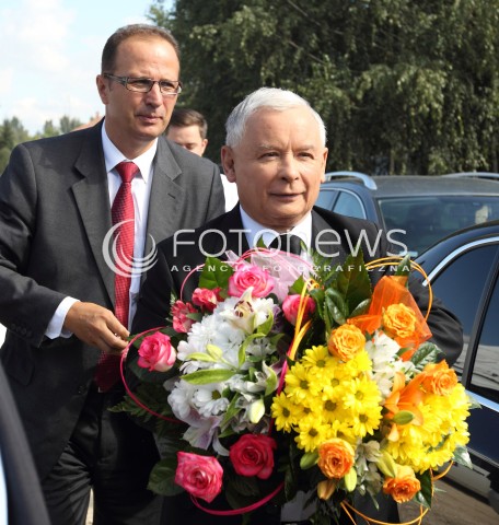  05.09.2013 PASZCZYNA<br />PREZES PIS JAROSLAW KACZYNSKI NA PODKARPACIU<br />SPOTKANIE W GOSPODARSTWIE ROLNYM W PASZCZYNIE KOLO DEBICY<br />WSPIERA SWOJEGO KANDYDATA NA SENATORA ZDZISLAWA PUPE<br />N/Z JAROSLAW KACZYNSKI KWIATY<br /> 